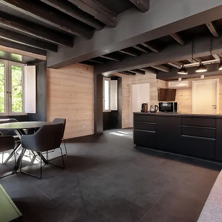 Fitzgerald Building - The House Of Travelers Apartment *